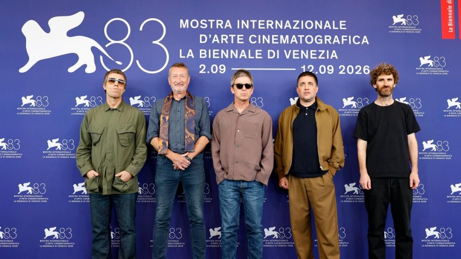 Oasis, la reunion è un film: bagno di folla a Venezia per i fratelli Gallagher