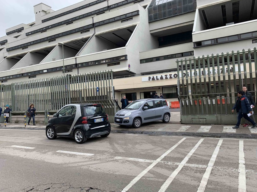 Blitz della polizia libera operaio sequestrato per debito di droga