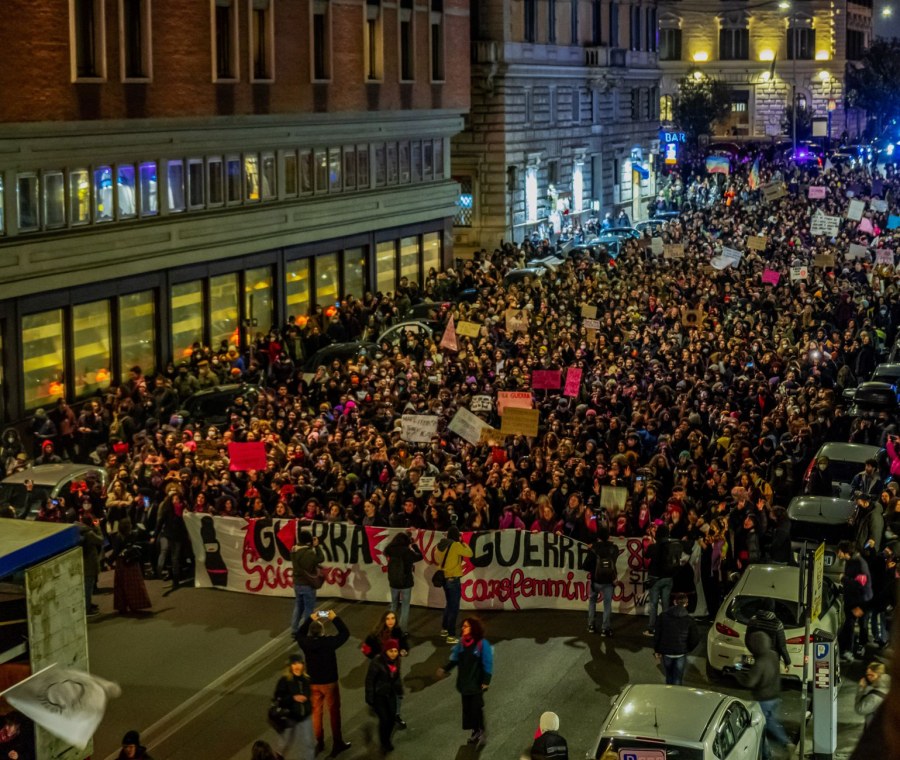 Poliziotti picchiati a Roma, aggressore liberato: protesta sindacale