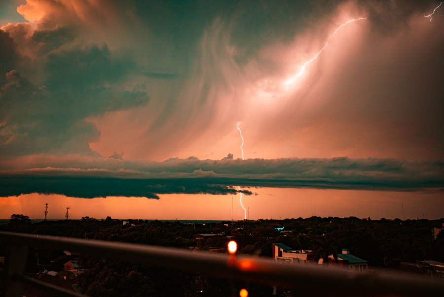 Allerta meteo arancione e gialla per temporali su Centro-Nord