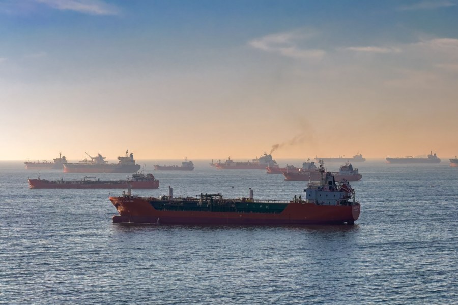 Traffico crolla nello Stretto di Hormuz: 7 navi contro 125 pre-guerra