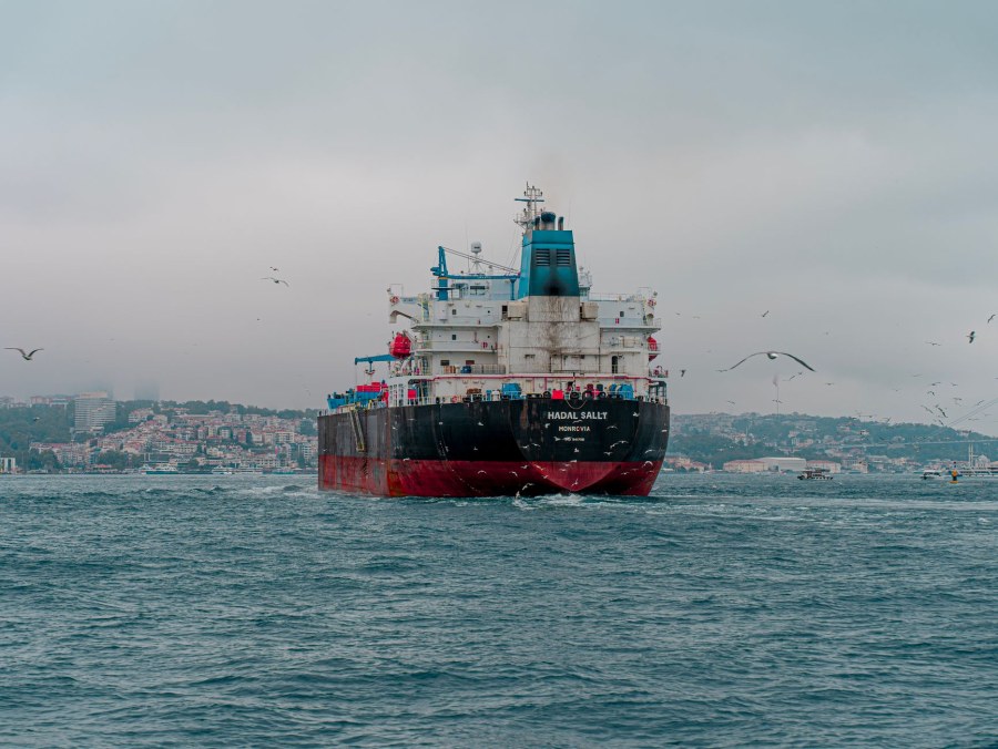 Attacco a nave iraniana nello Stretto di Hormuz, morto un marinaio