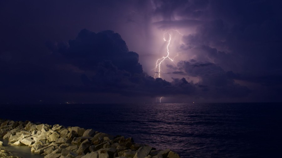 Allerta arancione per goccia fredda: rischio temporali severi su Tirreno e Adriatico