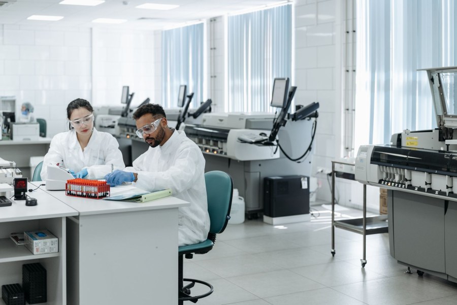 Anthropic lancia laboratorio biologia per ricerca farmaci con AI