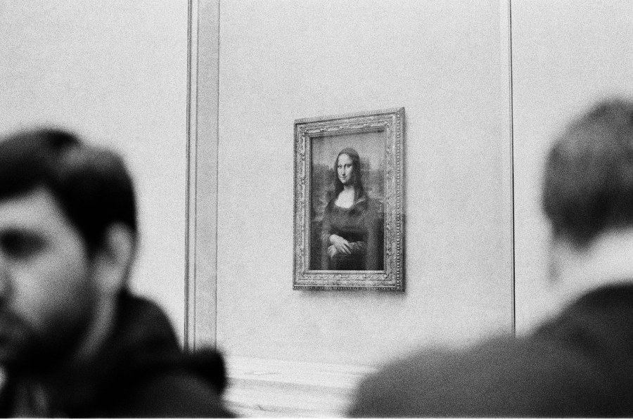 Arrestati due tedeschi per aver appeso quadri al Louvre davanti alla Gioconda