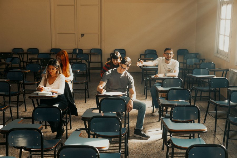 Via libera al Dl Scuola: tetto al 30% per studenti stranieri e corsi obbligatori per i genitori