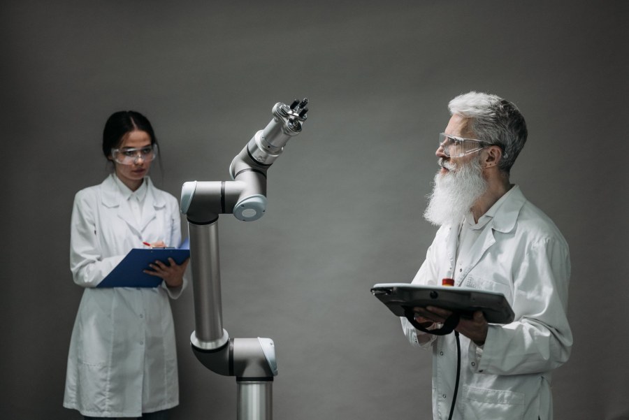Intuitive mostra il futuro della chirurgia robotica: da Vinci risponde ai comandi vocali
