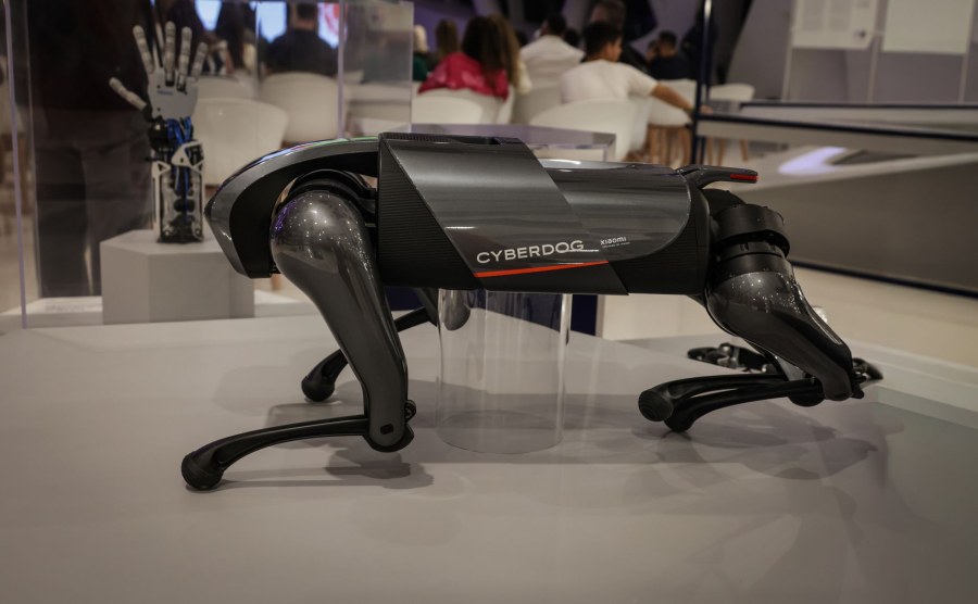 Cani robot con le facce di Musk e Bezos defecano arte da 100mila dollari