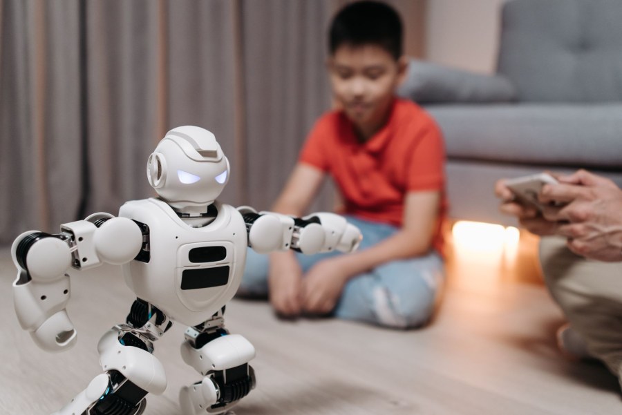 Robot molesta una 16enne a Colonia: scena in diretta social