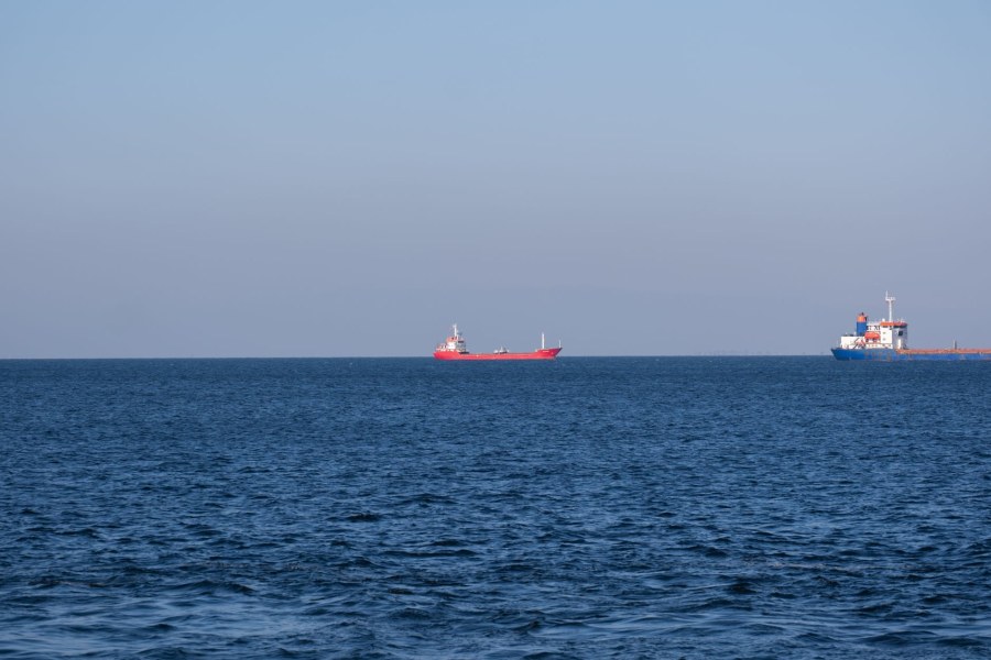 Nave container affonda nel Golfo dopo aver colpito una mina, traffico rallentato