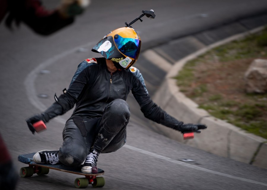 Skateboarder spagnolo stabilisce nuovo record mondiale di velocità: 151,83 km/h